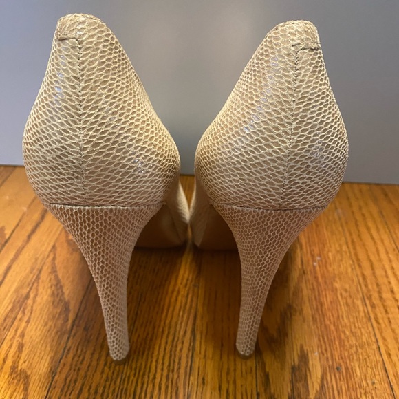 BCBG HIGH HEEL TAN SNAKE PRINT HEELS SIZE 8 - Picture 6 of 9